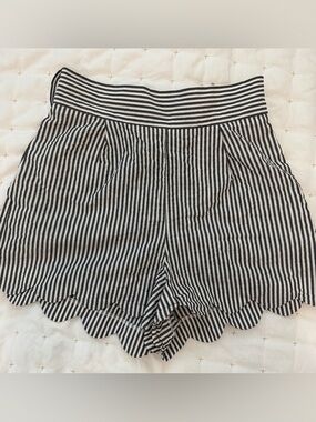 H&M Striped Seersucker Scallop-Hem Women's Shorts - Black & White